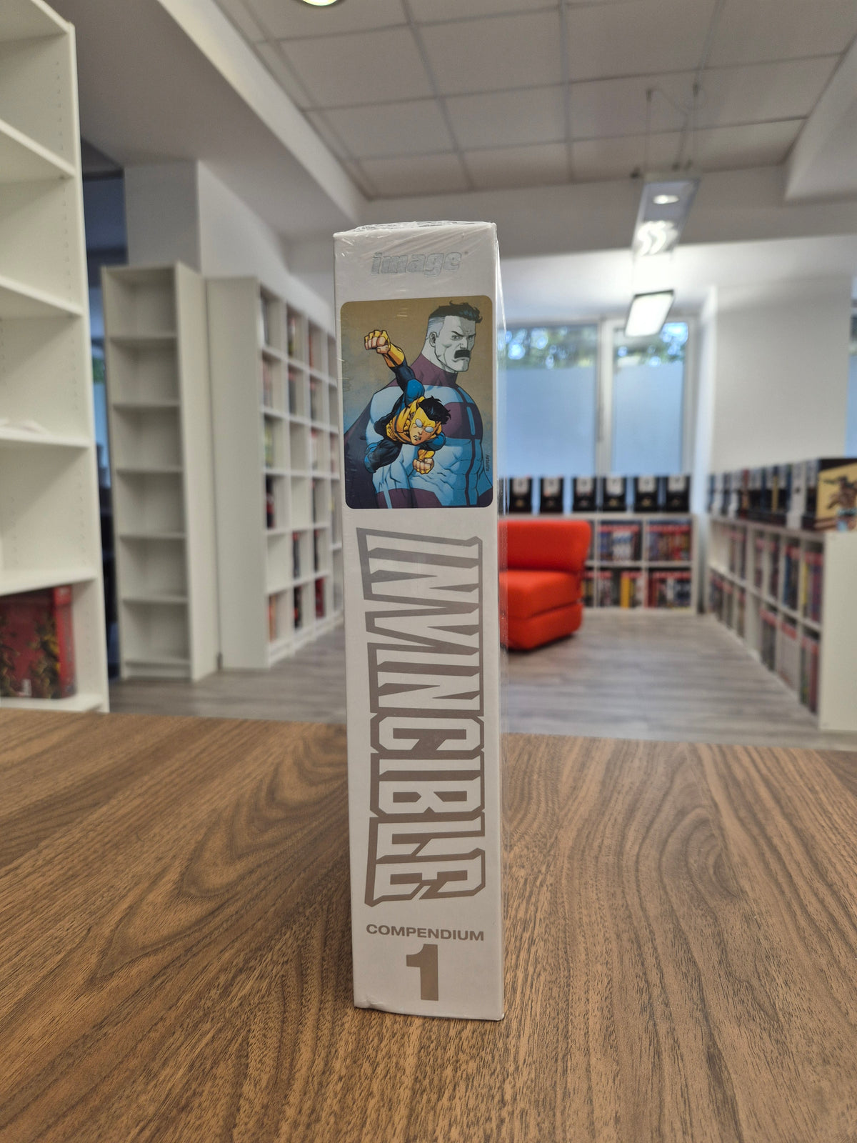 INVINCIBLE COMPENDIUM VOL. 1 (DENTED)