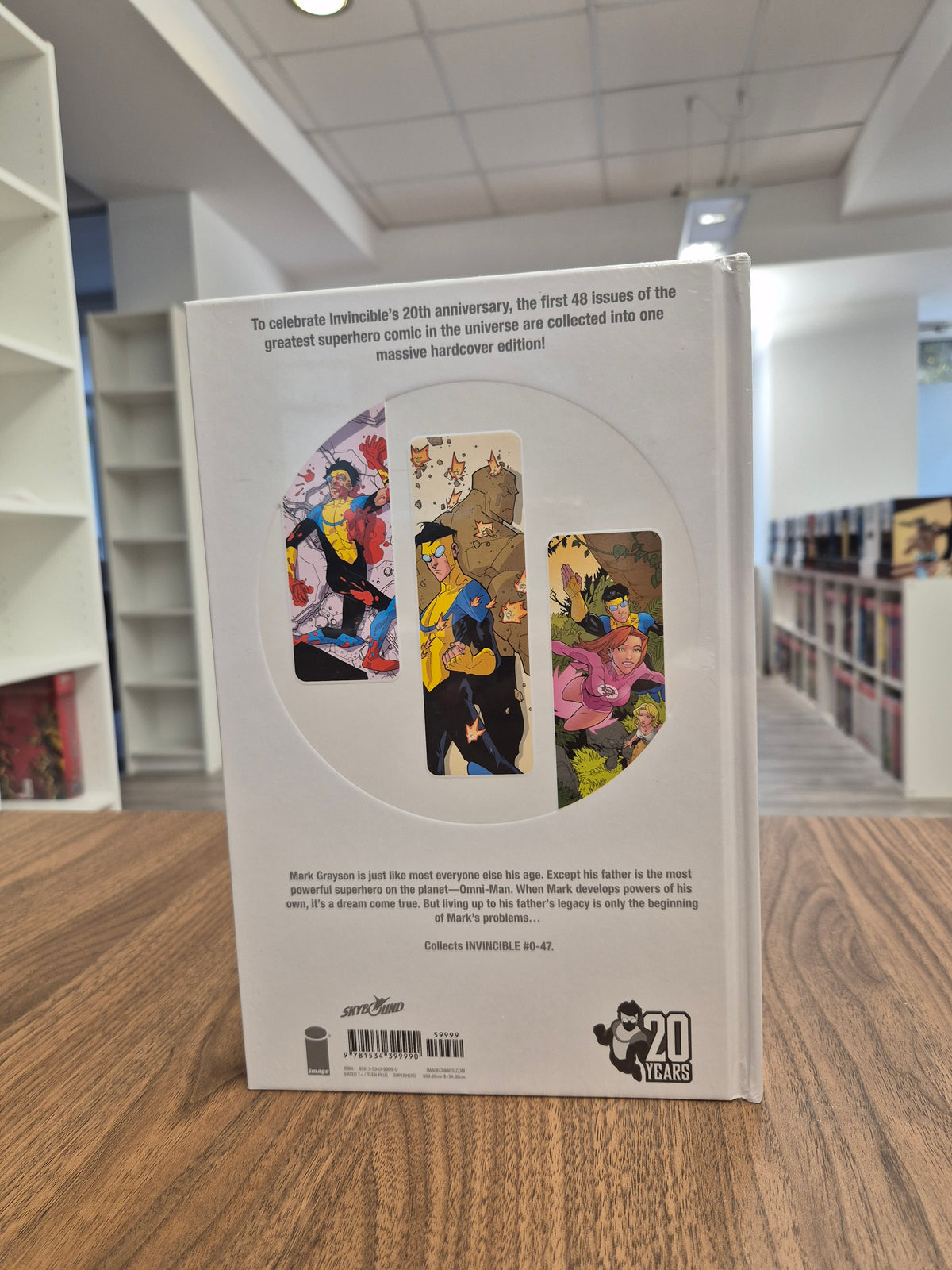 INVINCIBLE COMPENDIUM VOL. 1 (DENTED)