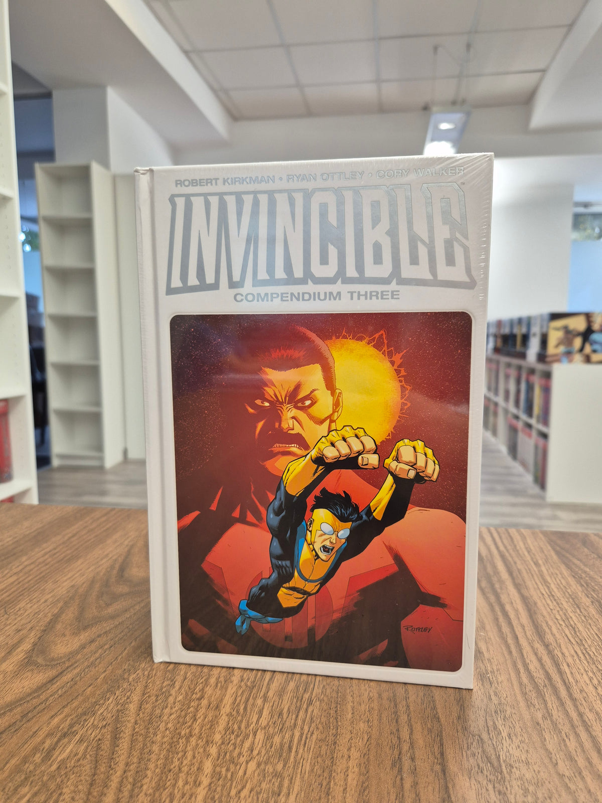 INVINCIBLE COMPENDIUM VOL. 3 (DENTED)
