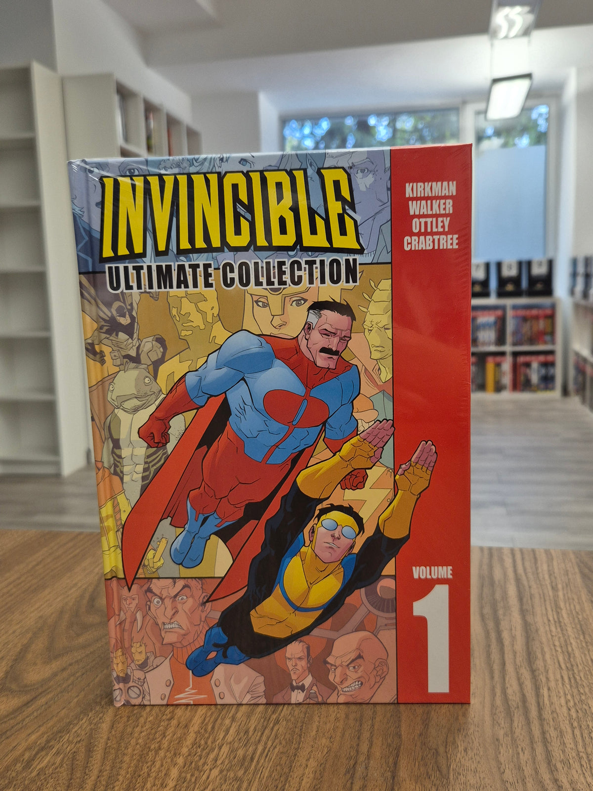 INVINCIBLE VOL. 1: ULTIMATE COLLECTION (DENTED)