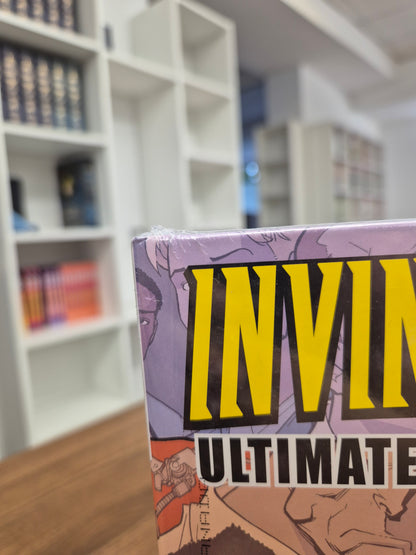 INVINCIBLE VOL. 2: ULTIMATE COLLECTION (DENTED)