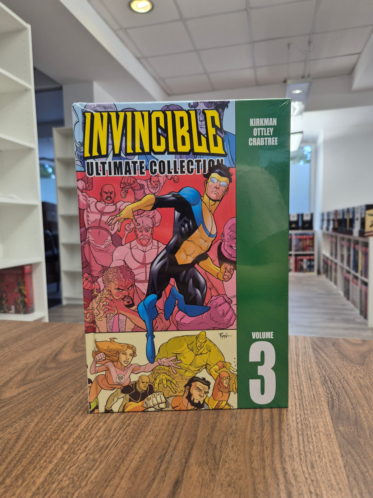 INVINCIBLE VOL. 3: ULTIMATE COLLECTION (DENTED)