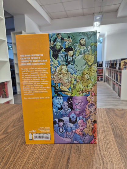 INVINCIBLE VOL. 4: ULTIMATE COLLECTION (DENTED)