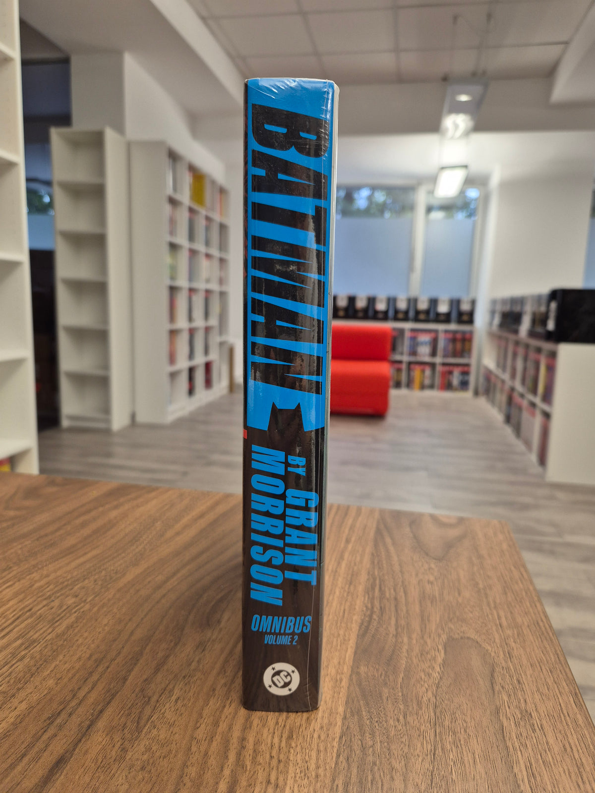 Batman by Grant Morrison Omnibus Vol. 2 (DENTED)