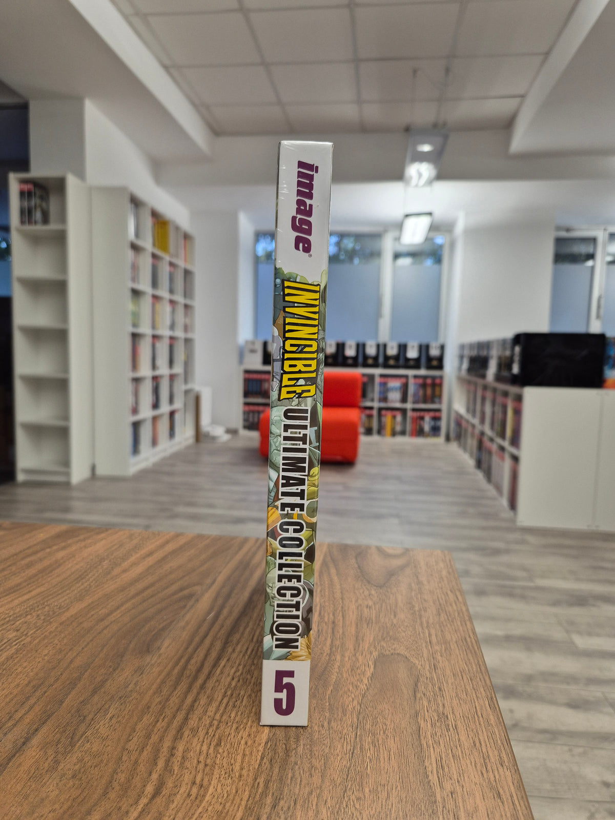 INVINCIBLE VOL. 5: ULTIMATE COLLECTION (DENTED)