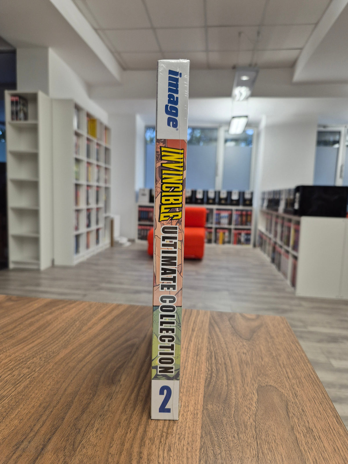 INVINCIBLE VOL. 2: ULTIMATE COLLECTION (DENTED)