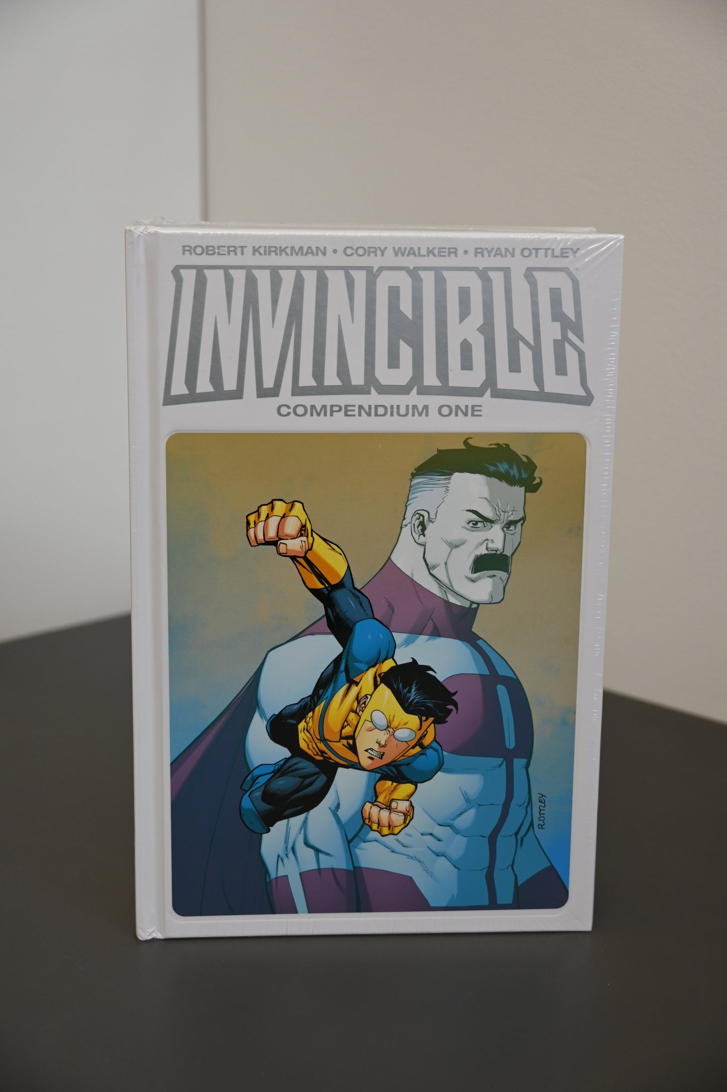 INVINCIBLE COMPENDIUM VOL. 1 (DENTED)