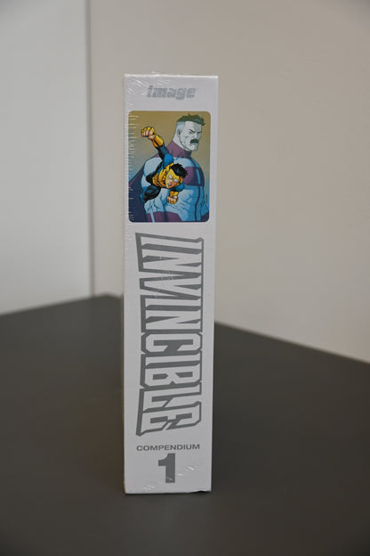 INVINCIBLE COMPENDIUM VOL. 1 (DENTED)