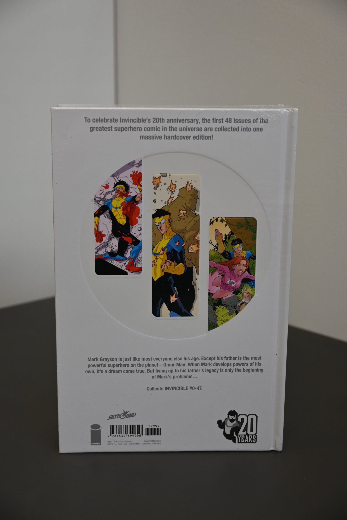 INVINCIBLE COMPENDIUM VOL. 1 (DENTED)