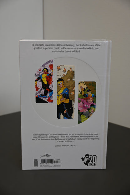INVINCIBLE COMPENDIUM VOL. 1 (DENTED)