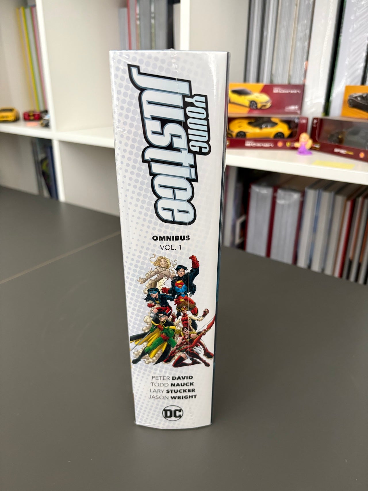 Young Justice Omnibus Vol. 1 (DENTED)