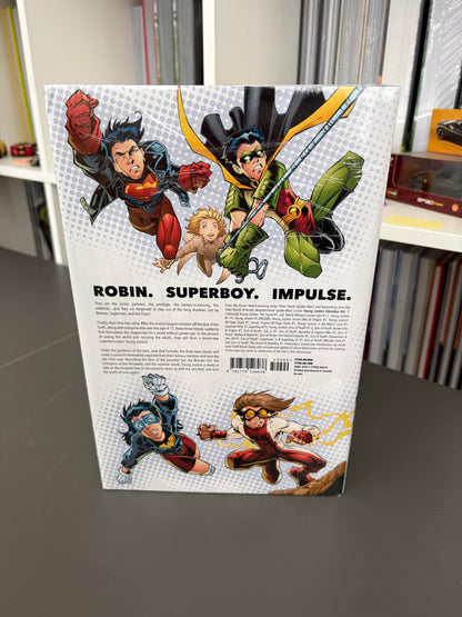 Young Justice Omnibus Vol. 1 (DENTED)