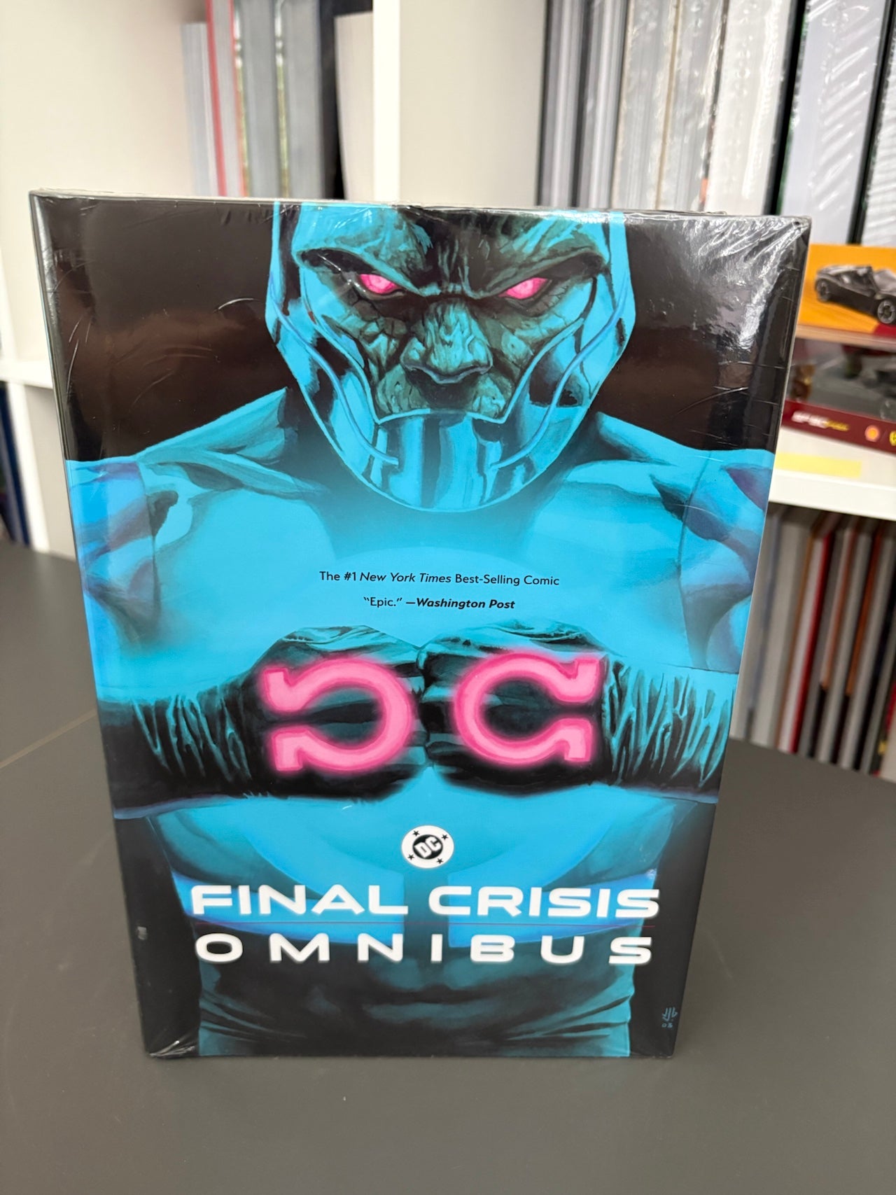 Final Crisis Omnibus (DENTED)