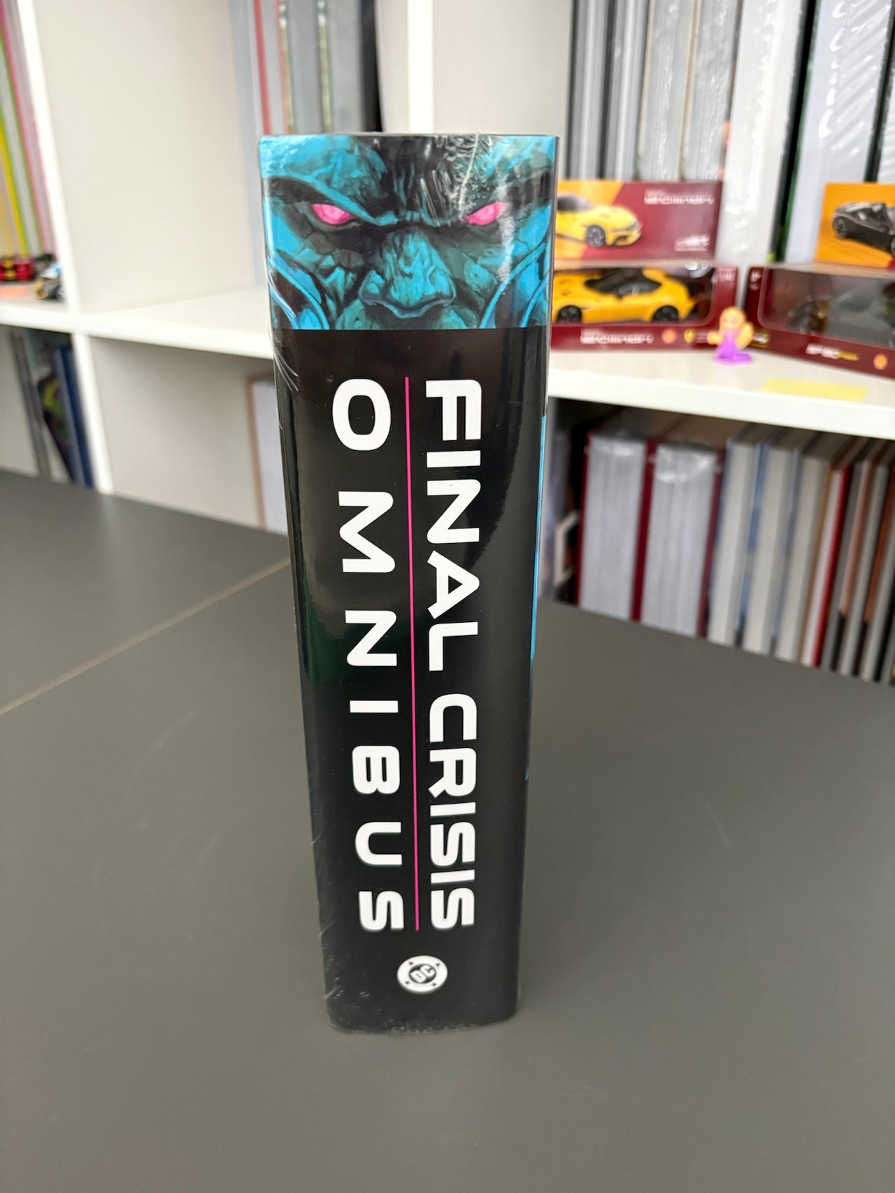Final Crisis Omnibus (DENTED)