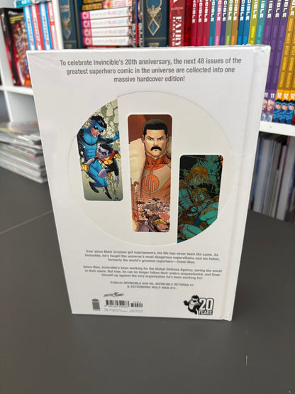 INVINCIBLE COMPENDIUM VOL. 2 (DENTED)