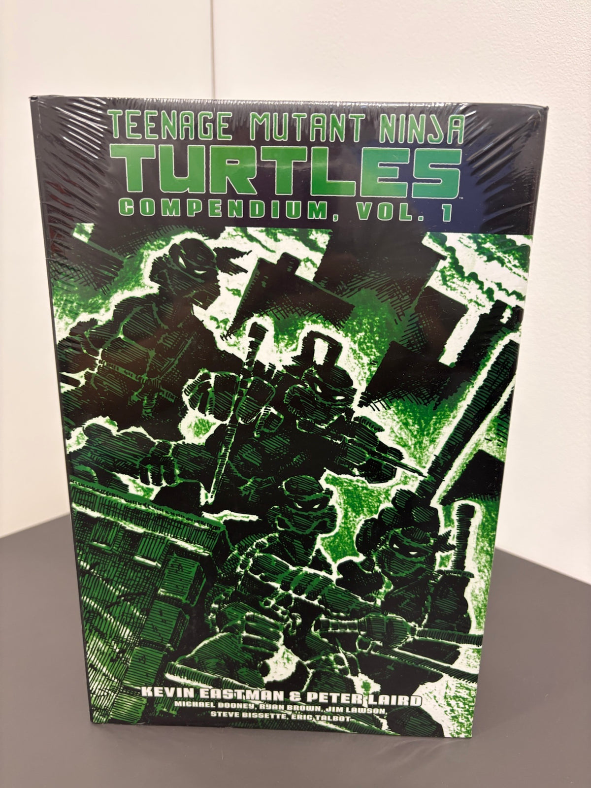 Teenage Mutant Ninja Turtles Compendium, Vol. 1 (DENTED)