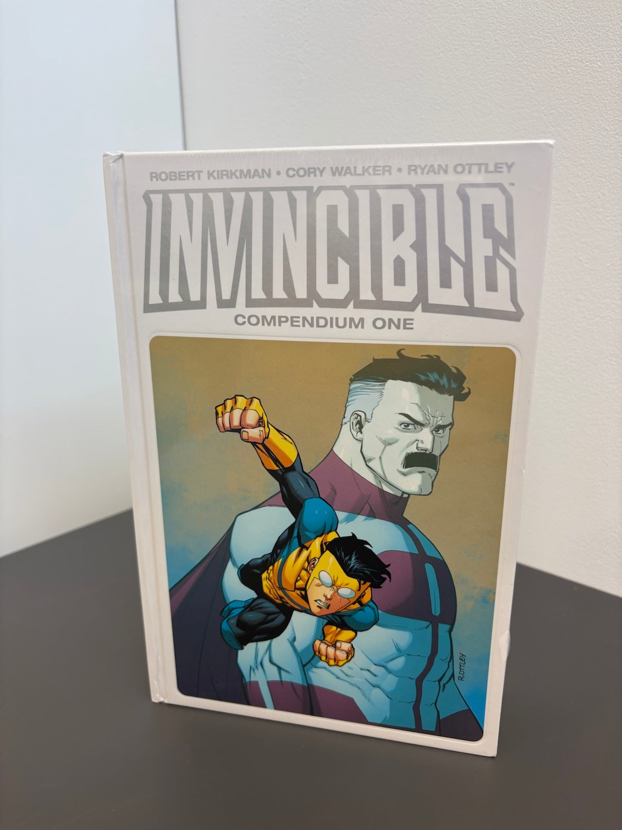 INVINCIBLE COMPENDIUM VOL. 1 (DENTED)