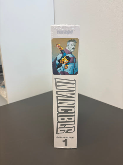 INVINCIBLE COMPENDIUM VOL. 1 (DENTED)