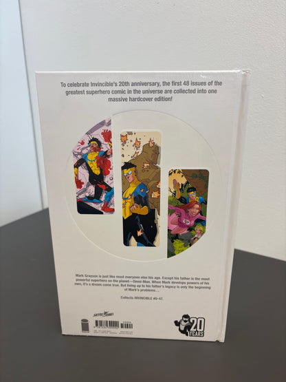 INVINCIBLE COMPENDIUM VOL. 1 (DENTED)