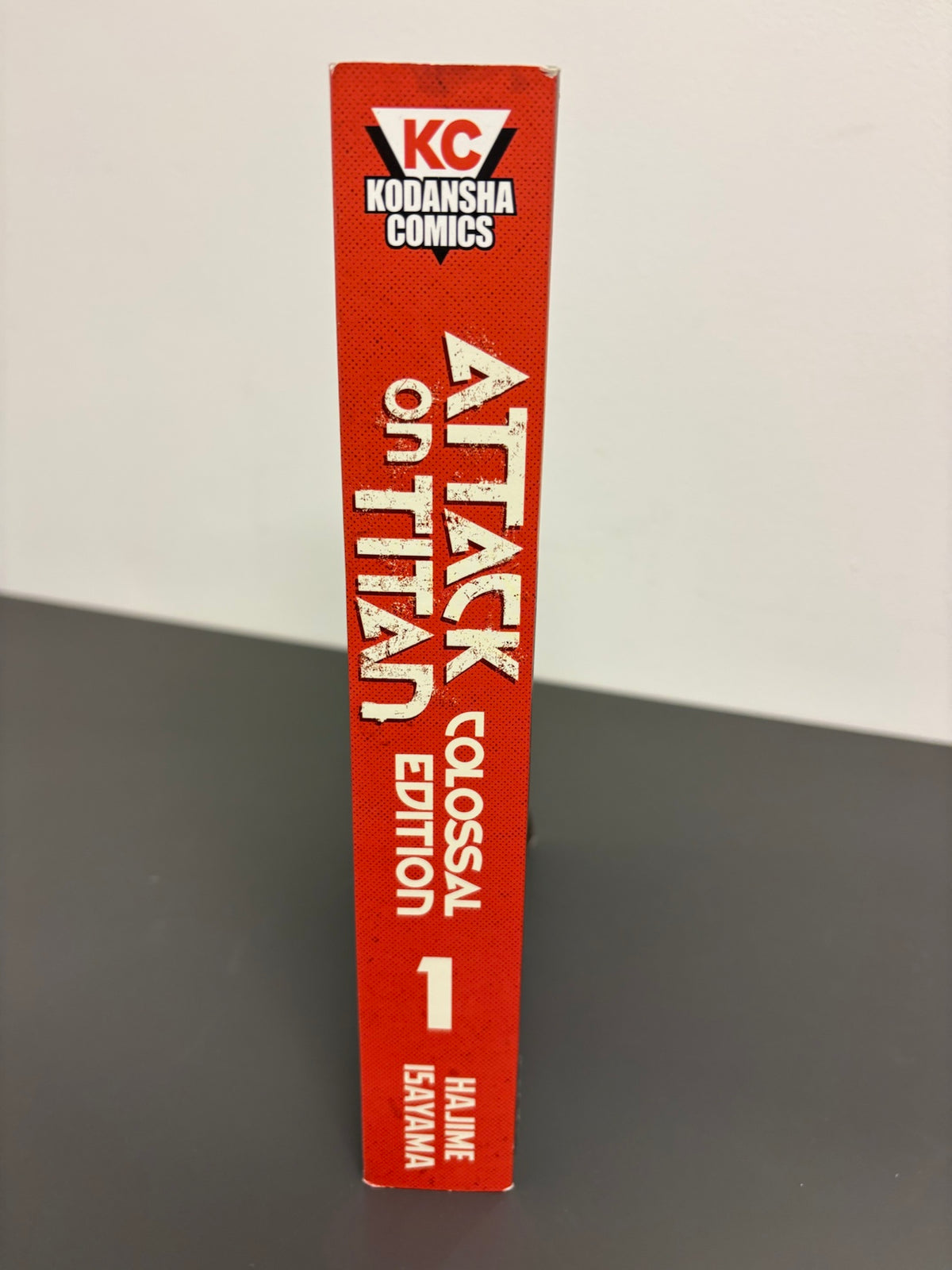 Attack on Titan: Colossal Edition 1 (DENTED)