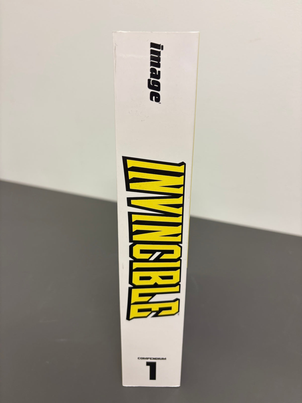 INVINCIBLE COMPENDIUM VOL. 1 (DENTED)