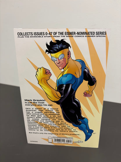 INVINCIBLE COMPENDIUM VOL. 1 (DENTED)