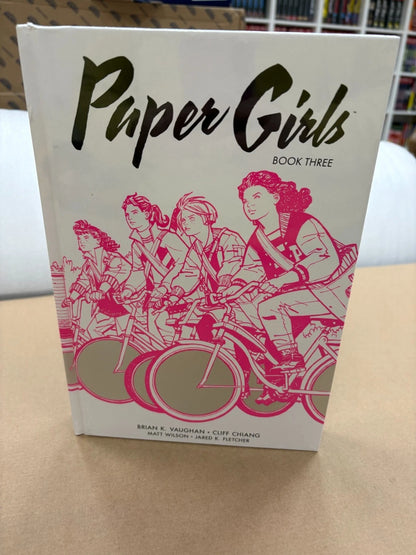 PAPER GIRLS DELUXE EDITION VOL. 3 (DENTED)